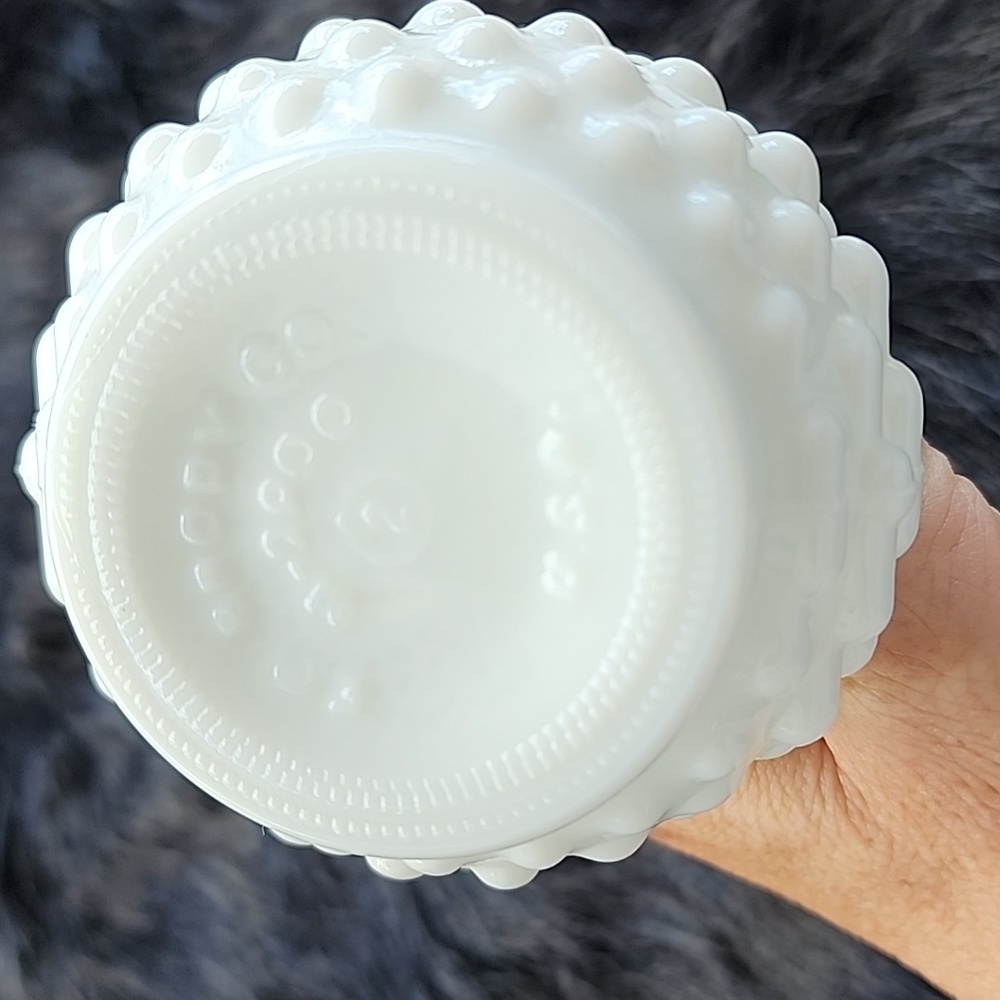 E.O. BRODY CO. VINTAGE MILK GLASS HOBNAIL VASE. - Picture 4 of 6